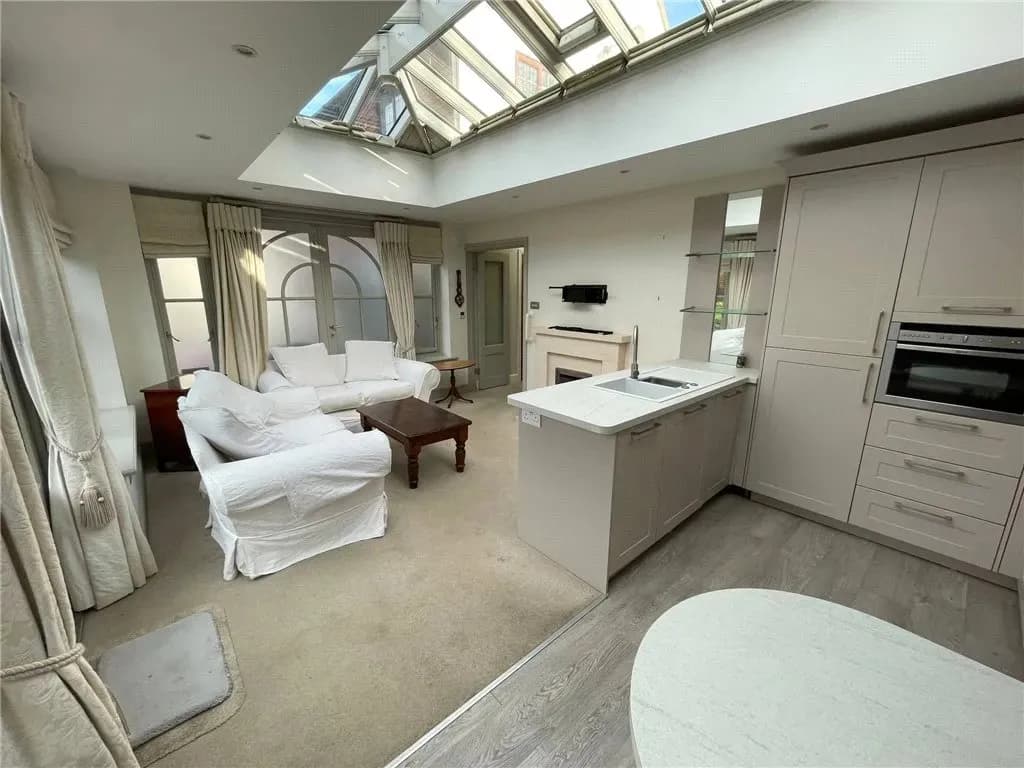 🏡 2-Bedroom Bungalow to Rent in Chobham