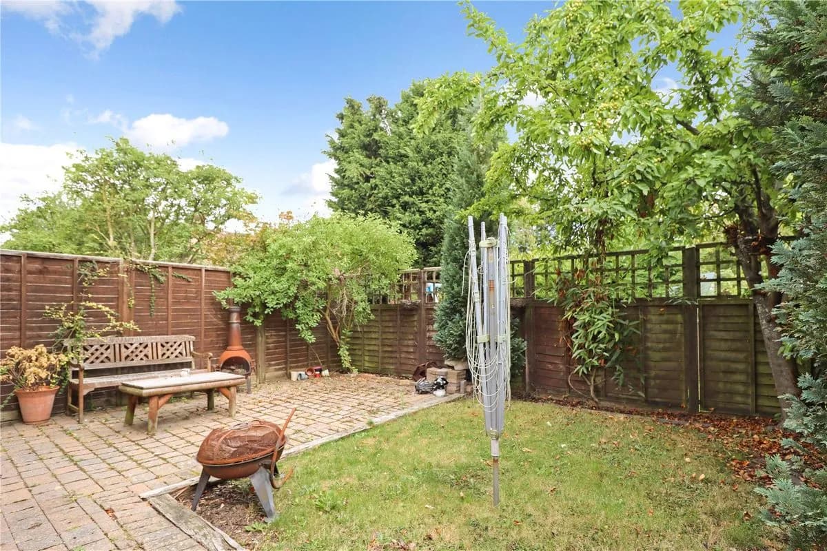 🏡 Spacious 3-Bedroom End-Terrace House to Rent in Burgess Hill