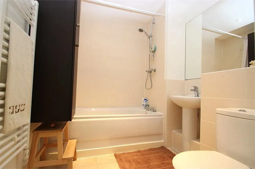 🏢 Contemporary 2-Bedroom Flat to Rent in West Drayton