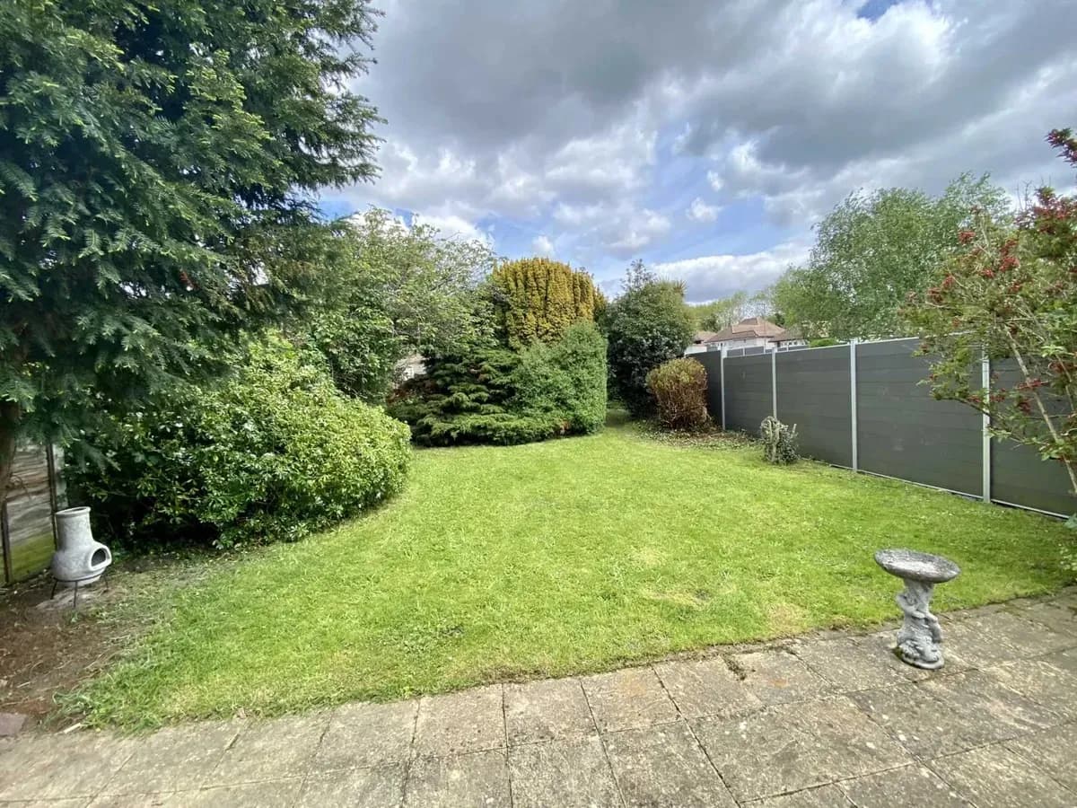 🏡 Beautiful 2-Bedroom Semi-Detached House to Rent in Epsom