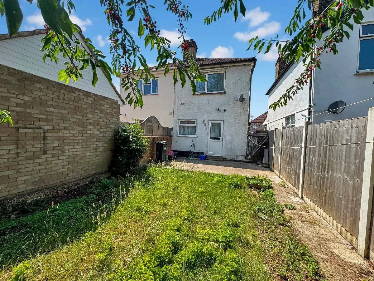 🏡 Elegant 2-Bedroom Semi-Detached House to Rent in Hounslow