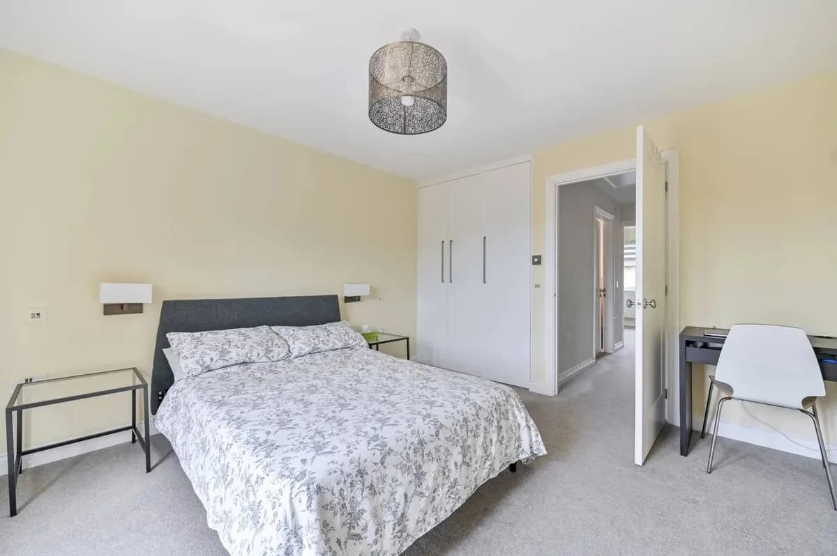 🏡 Elegant 2-Bedroom Semi-Detached House to Rent in Surbiton