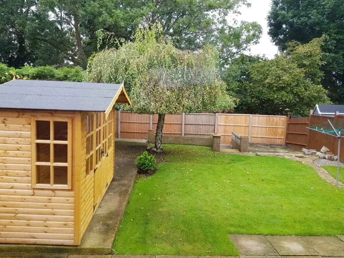 🏡 Beautiful 2-Bedroom Semi-Detached House to Rent in Feltham