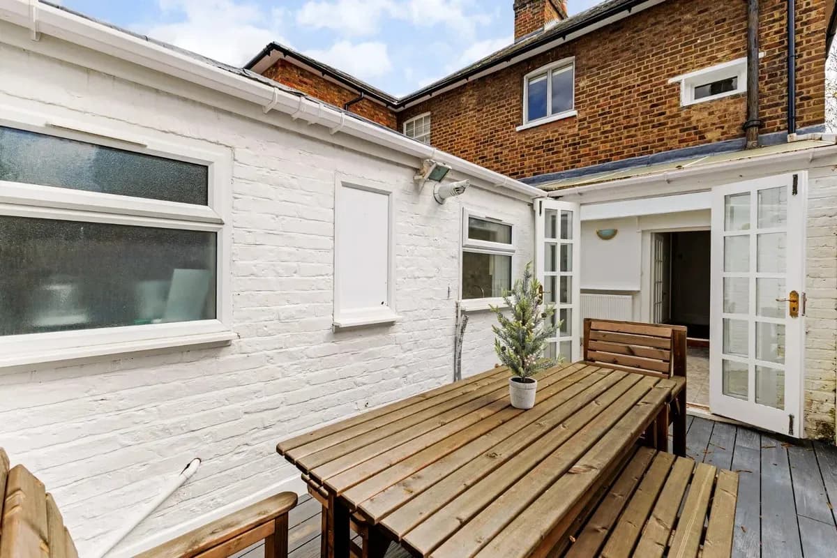 🏡 Refined 2-Bedroom Semi-Detached House to Rent in Windsor