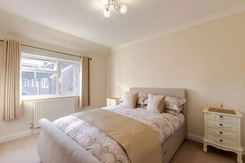 🏡 Exceptional 2-Bedroom Semi-Detached House to Rent in Dartford