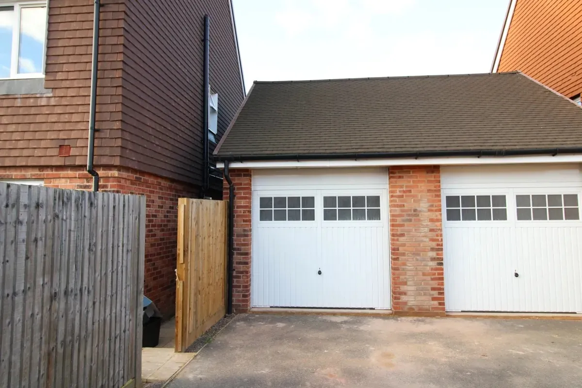 🏡 Premium 3-Bedroom Detached House to Rent in Horley