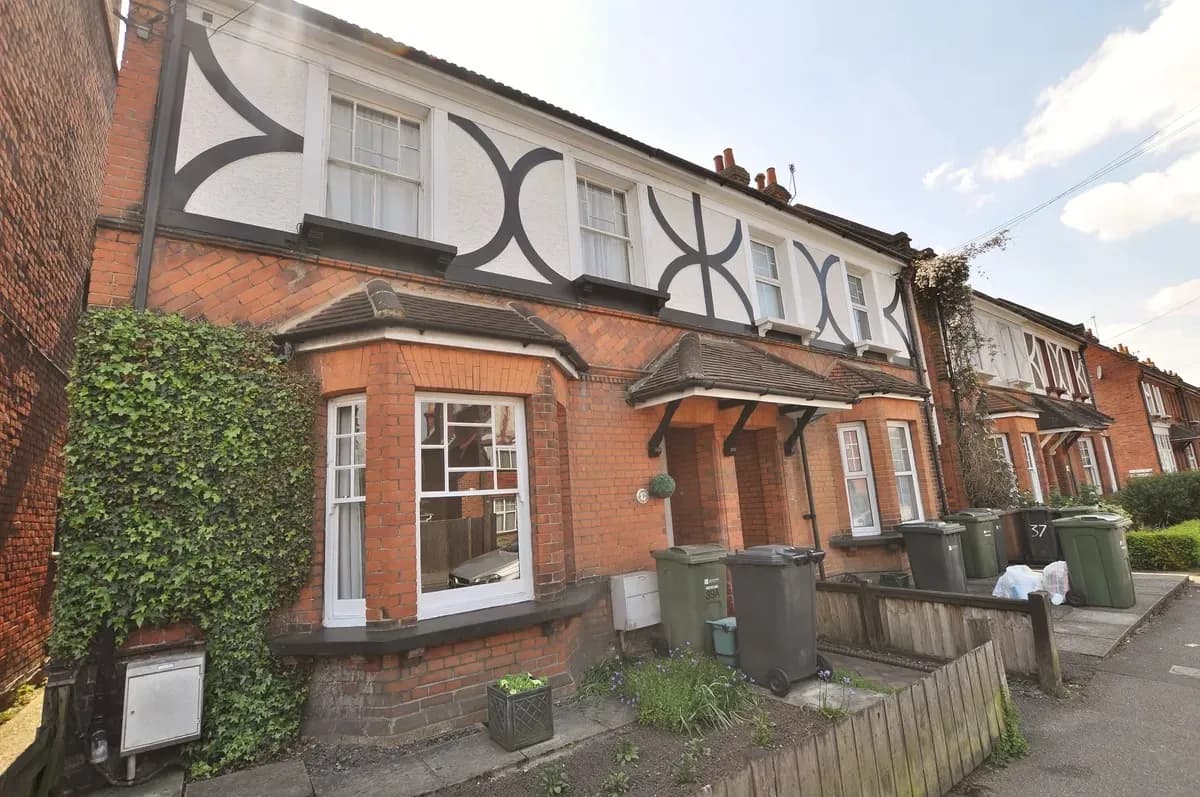 🏢 Spacious 3-Bedroom Flat to Rent in Guildford
