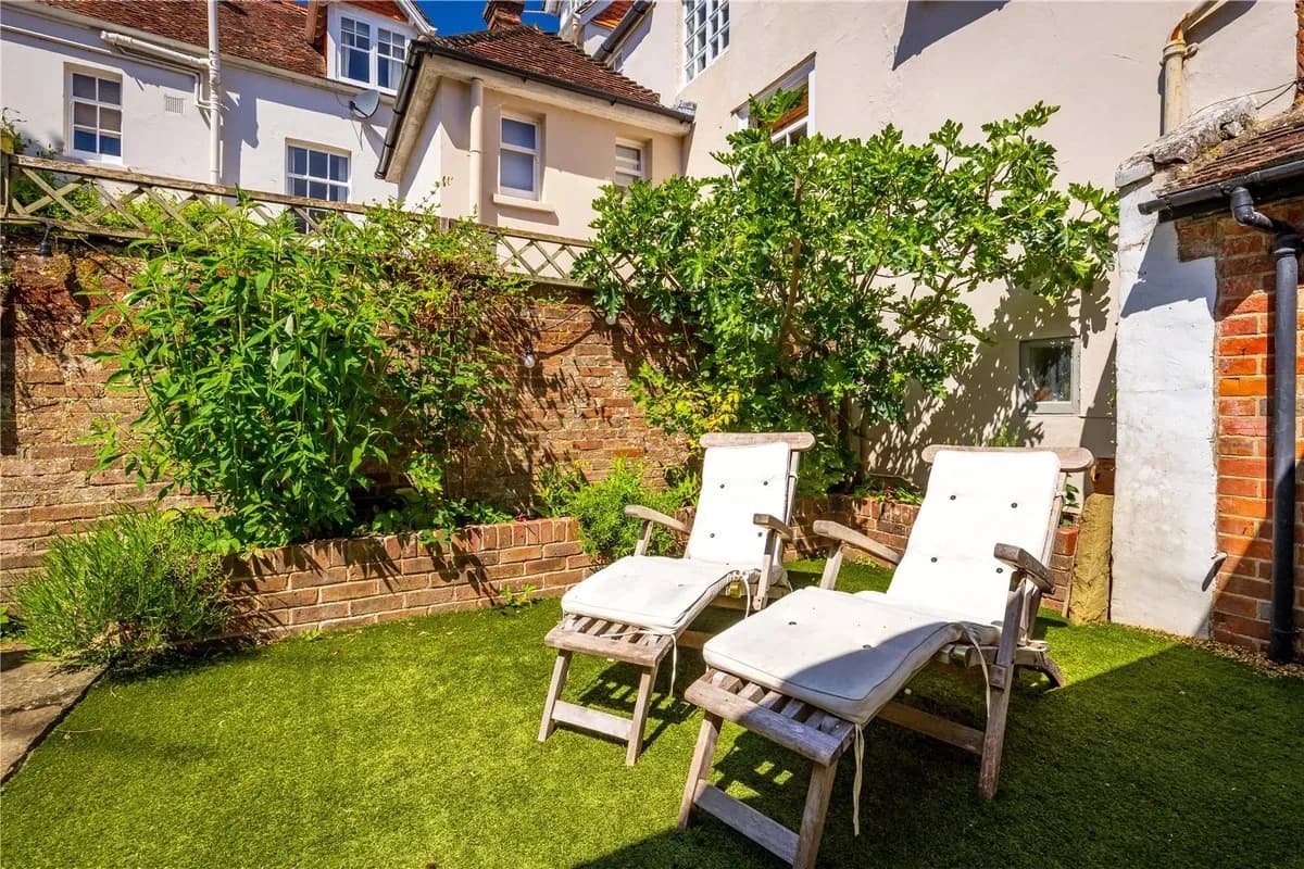 🏡 Impressive 3-Bedroom Link-Detached House to Rent in Midhurst