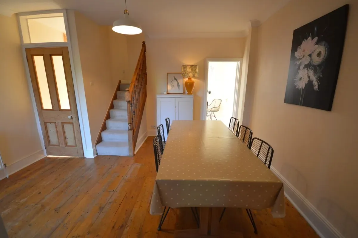 🏡 Refined 3-Bedroom Semi-Detached House to Rent in Lymington