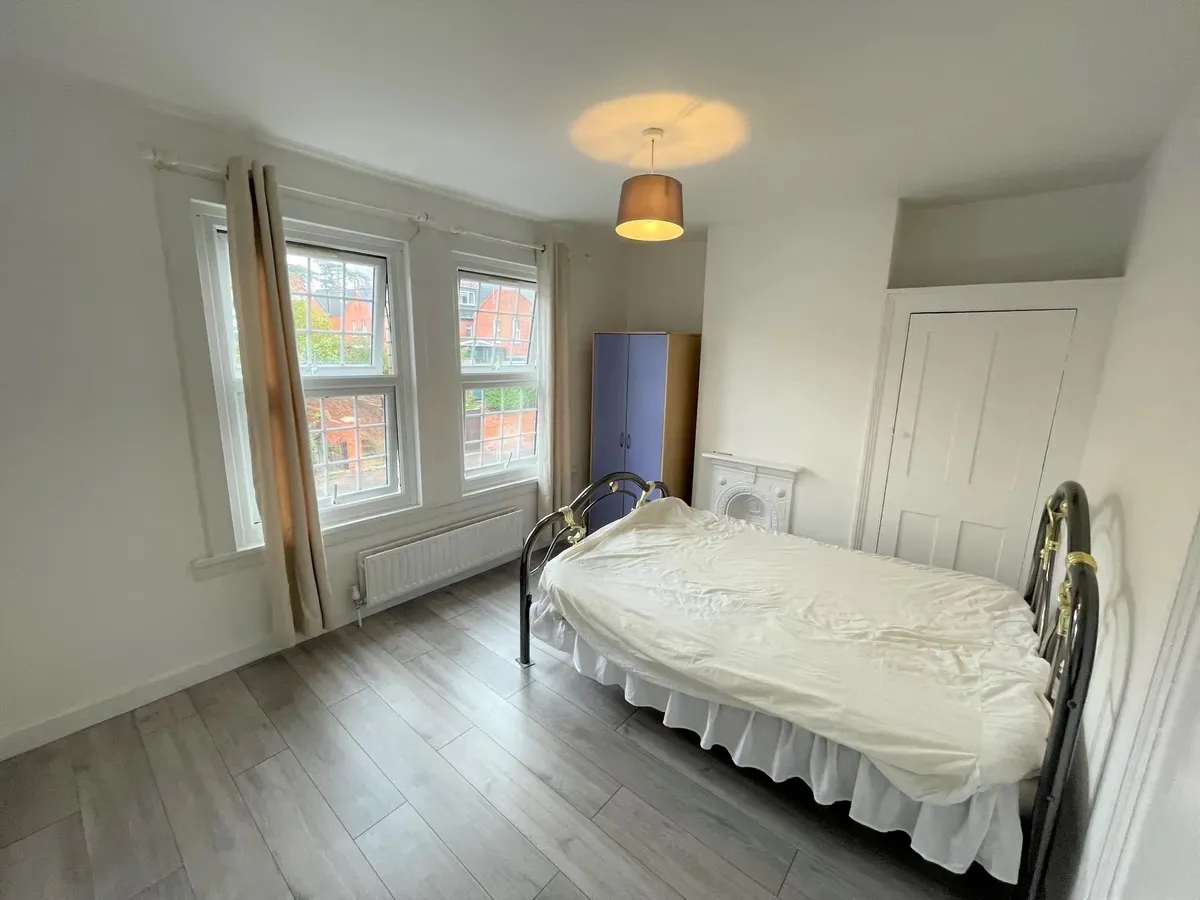 🏡 Spacious 4-Bedroom Terraced House to Rent in Reading