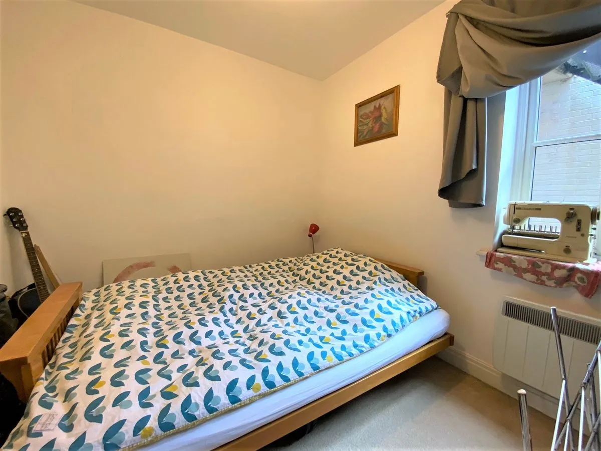 🏡 Elegant 2-Bedroom Terraced House to Rent in Stroud