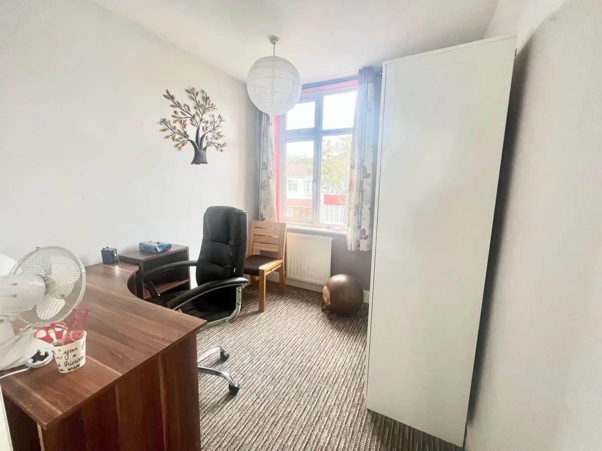 🏡 Spacious 3-Bedroom Terraced House to Rent in Barking