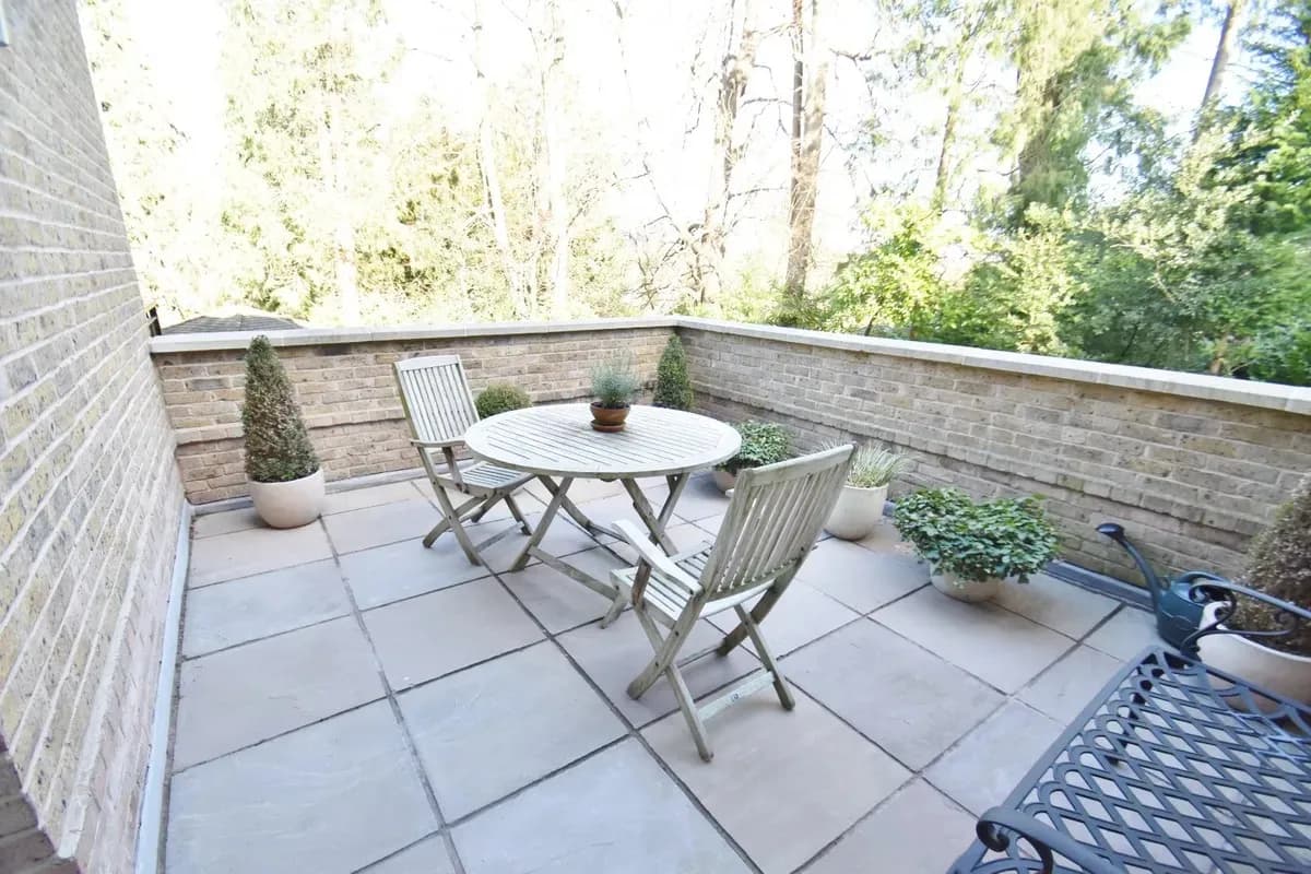 🏢 Elegant 2-Bedroom Flat to Rent in Gerrards Cross
