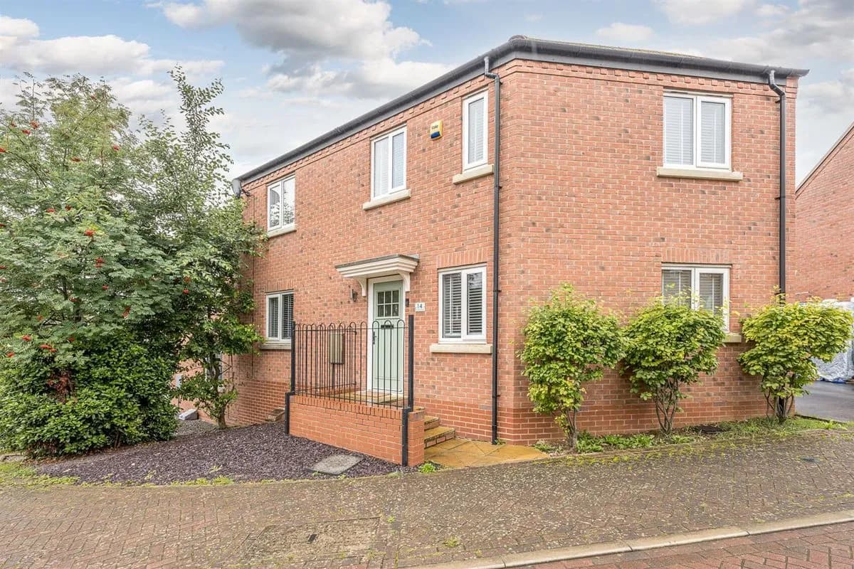 🏡 Elegant 3-Bedroom Semi-Detached House to Rent in Wordsley