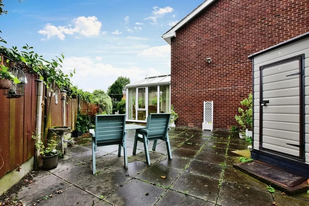 🏡 Spacious 3-Bedroom End-Terrace House to Rent in Urmston