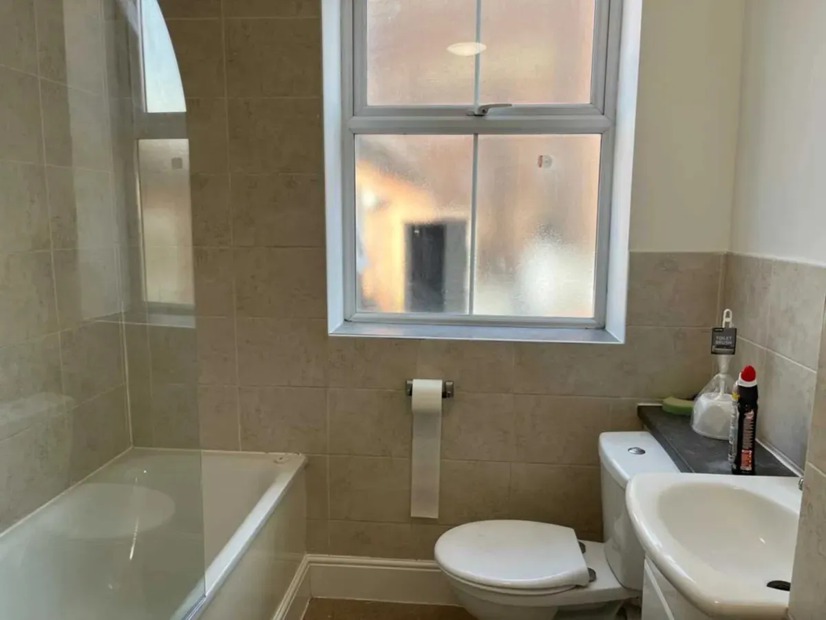 🏢 Spacious 3-Bedroom Flat to Rent in Leyton, London