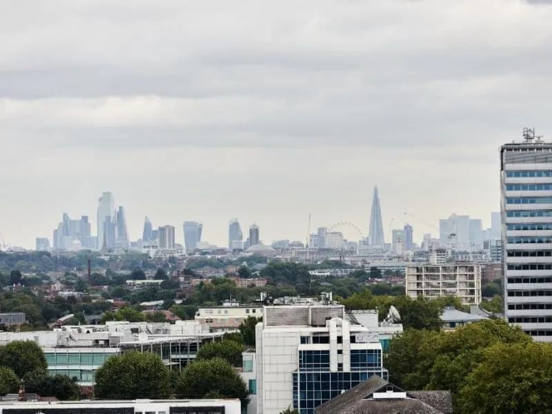 🏢 Spacious 3-Bedroom Flat to Rent in Brentford