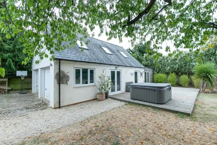 🏡 Impressive 4-Bedroom Detached House to Rent in Minster Lovell