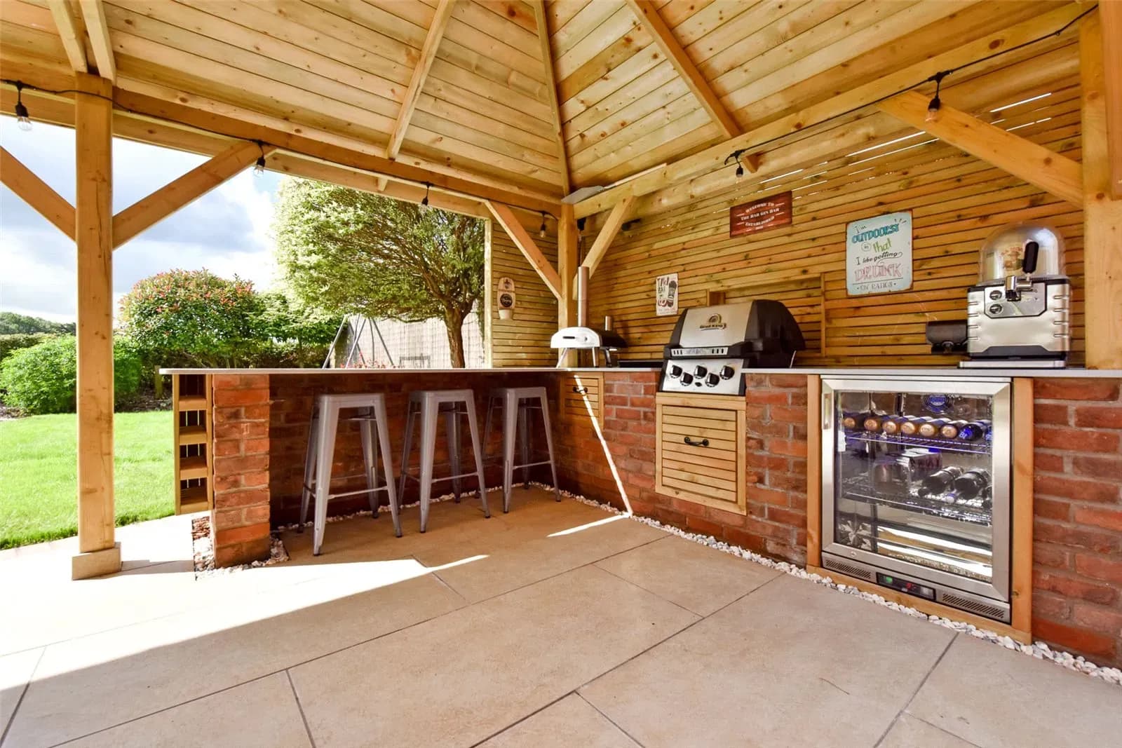 🏡 Impressive 4-Bedroom Detached House to Rent in Longwell Green