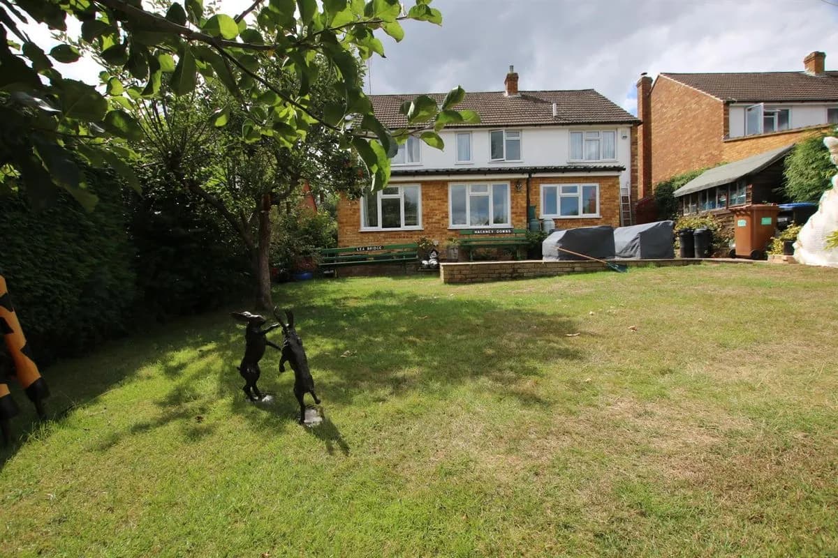 🏡 Impressive 4-Bedroom Detached House to Rent in Cuffley