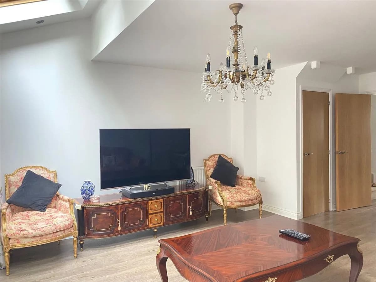🏡 Elegant 3-Bedroom Semi-Detached House to Rent in Oxted