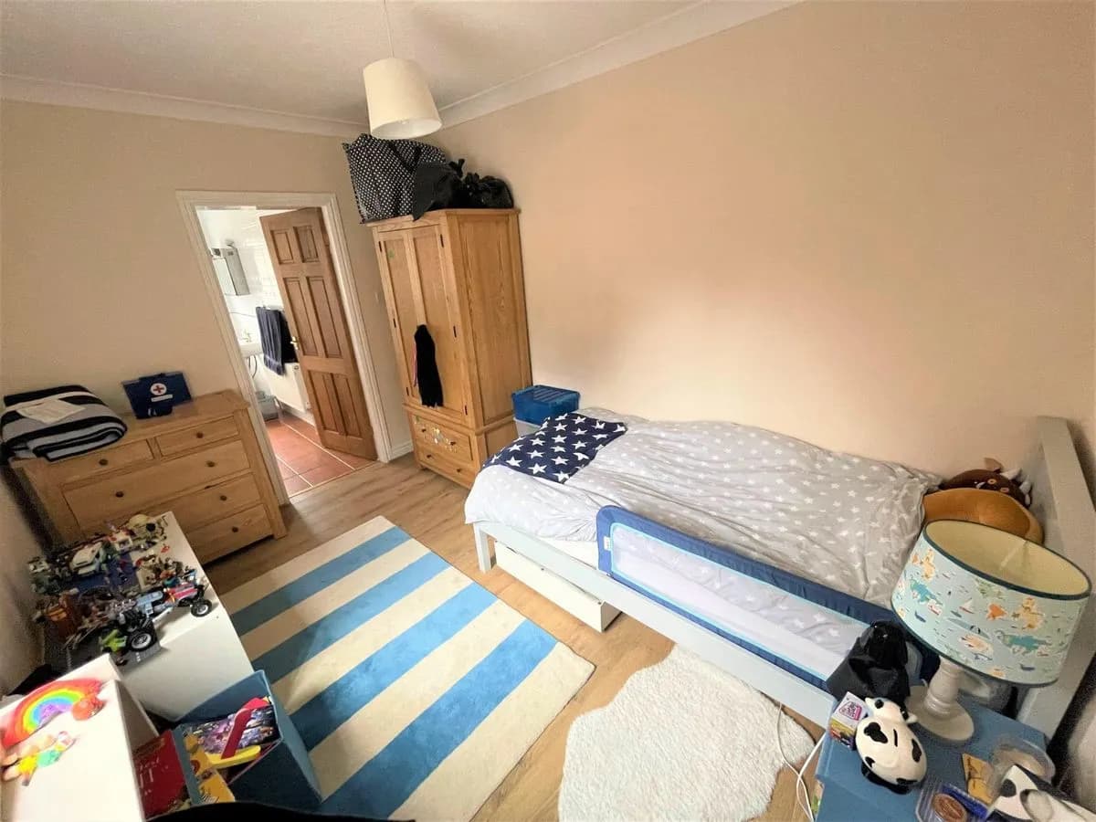 🏡 Exceptional 5-Bedroom Detached House to Rent in Hale, Altrincham