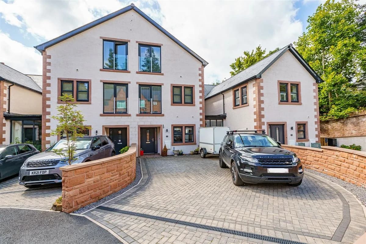 🏡 Impressive 4-Bedroom Town House to Rent in Penrith
