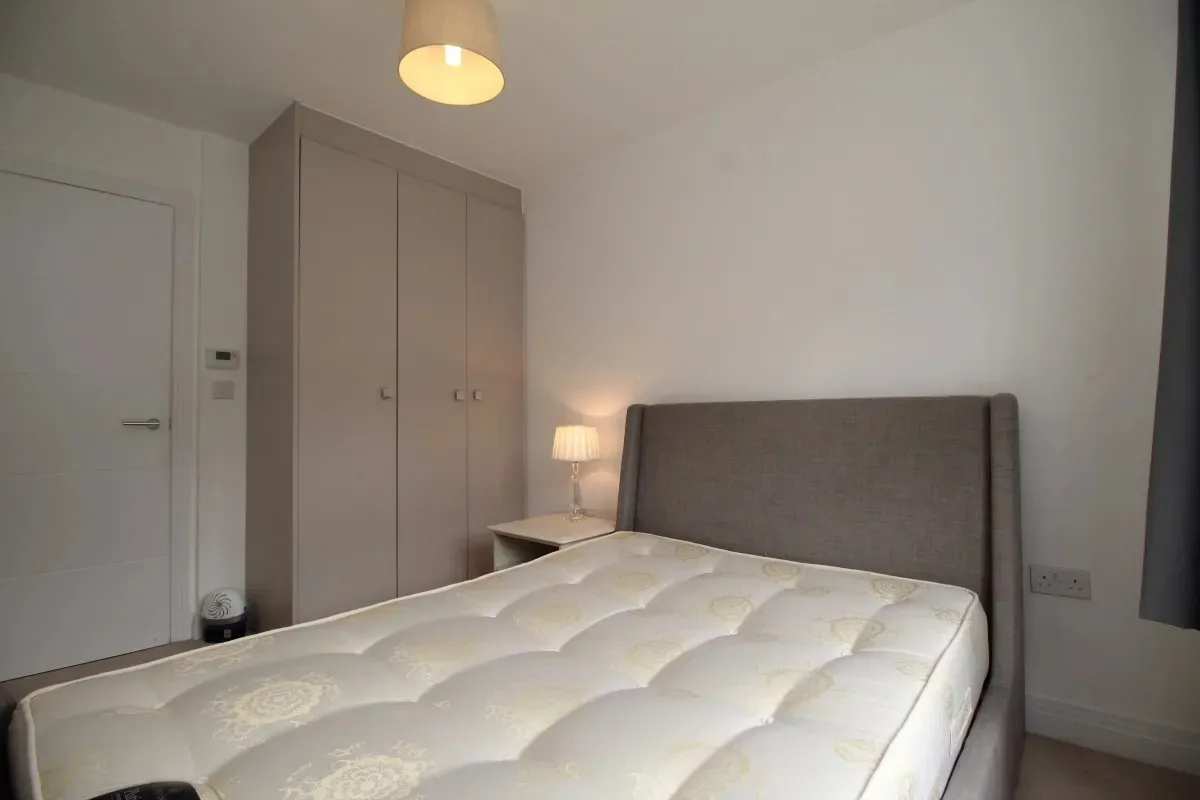 🏢 Modern 2-Bedroom Flat to Rent in Englefield Green, Egham