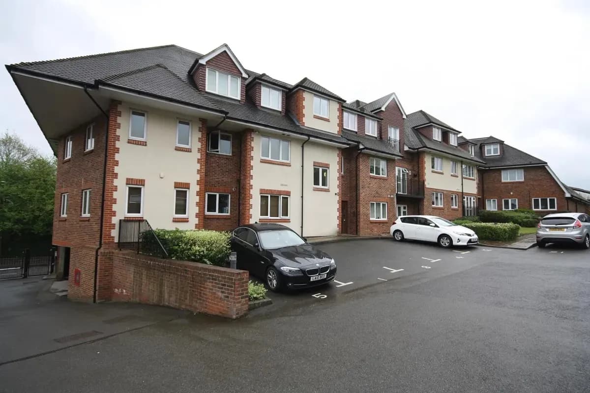 🏡 Contemporary 2-Bedroom Detached House to Rent in Redhill