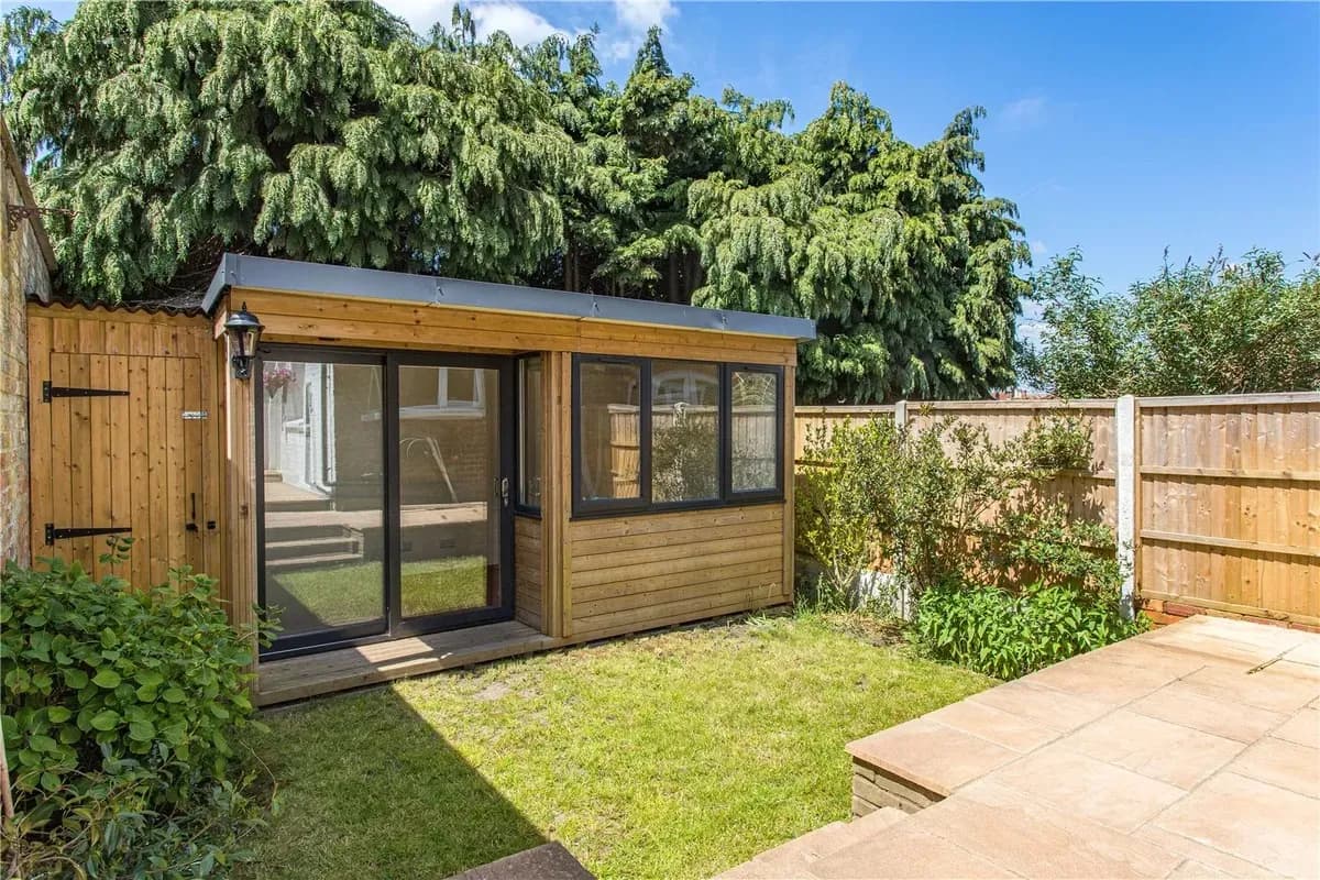 🏡 Charming 2-Bedroom Terraced House to Rent in Sevenoaks