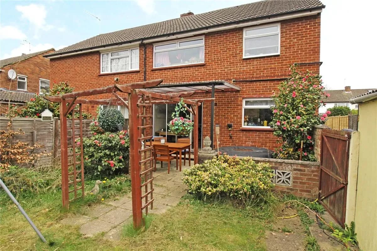🏡 Spacious 3-Bedroom Semi-Detached House to Rent in Frimley