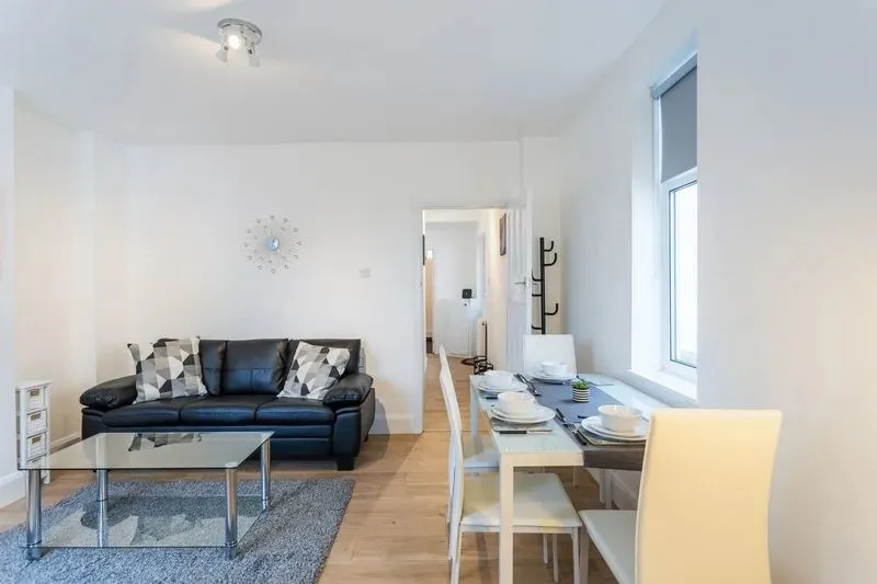 🏡 Charming 2-Bedroom Semi-Detached Bungalow to Rent in Leigh-on-Sea