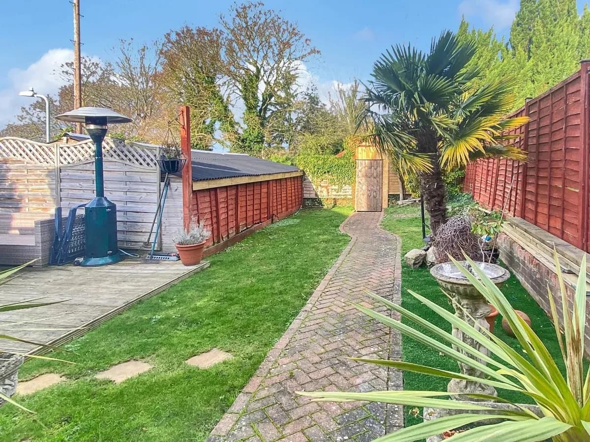 🏡 Modern 2-Bedroom Semi-Detached House to Rent in Istead Rise