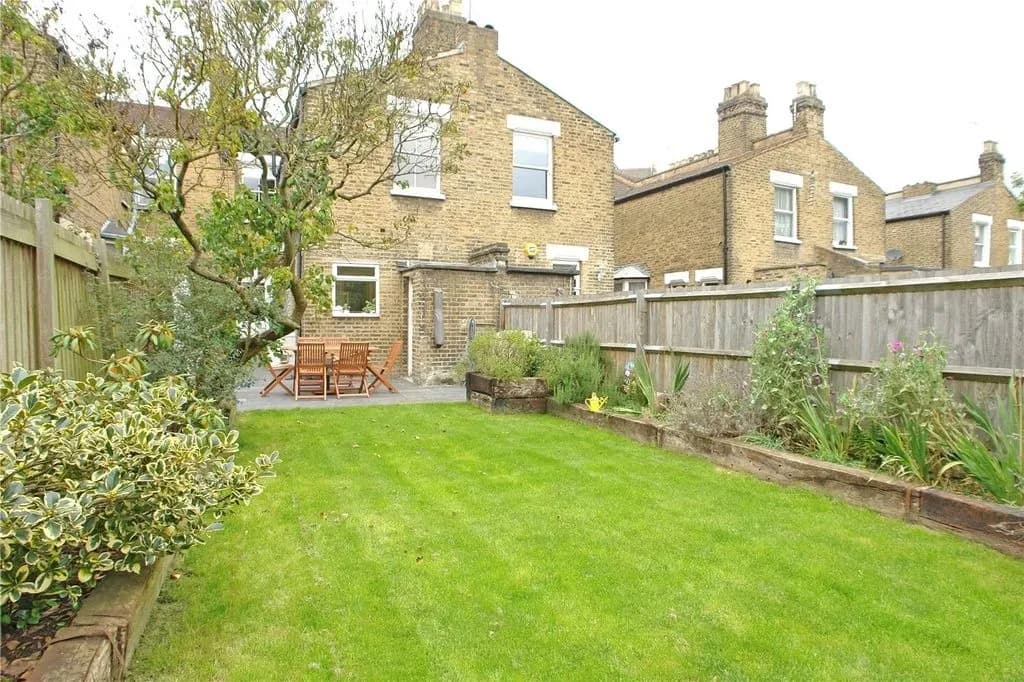 🏡 Characterful 3-Bedroom Terraced House to Rent in Nunhead